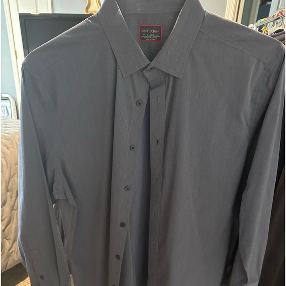 Untuckit XL button downs - Picture 3 of 5
